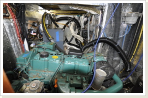 Maschinenraum mit Hauptmaschine, Generator und Heizung Maschinenraum mit Hauptmaschine, Generator und Heizung